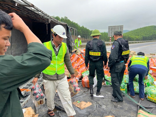 Ô tô tải lật chắn ngang mặt đường 2 làn xe, cao tốc Cam Lộ-La Sơn ách tắc giao thông - Ảnh 5.