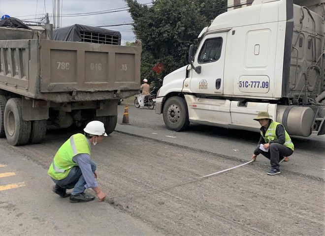 Sửa chữa mặt đường QL1 ở tỉnh Phú Yên sau đợt mưa kéo dài - Ảnh 12.