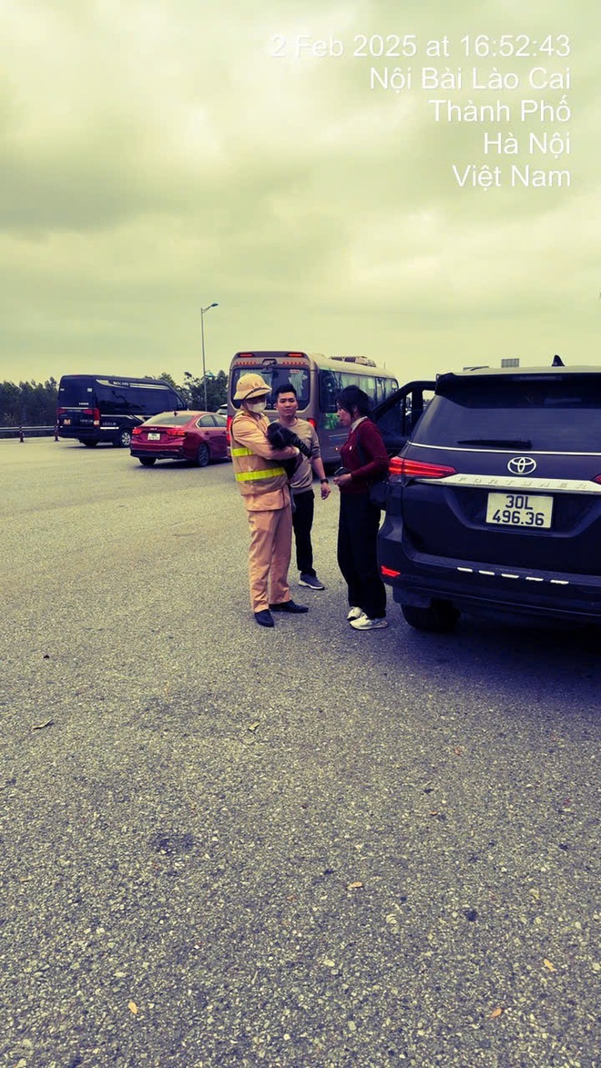 Bé gái 2 tuổi lên cơn co giật, CSGT dùng xe đặc chủng đưa đi cấp cứu kịp thời - Ảnh 2.