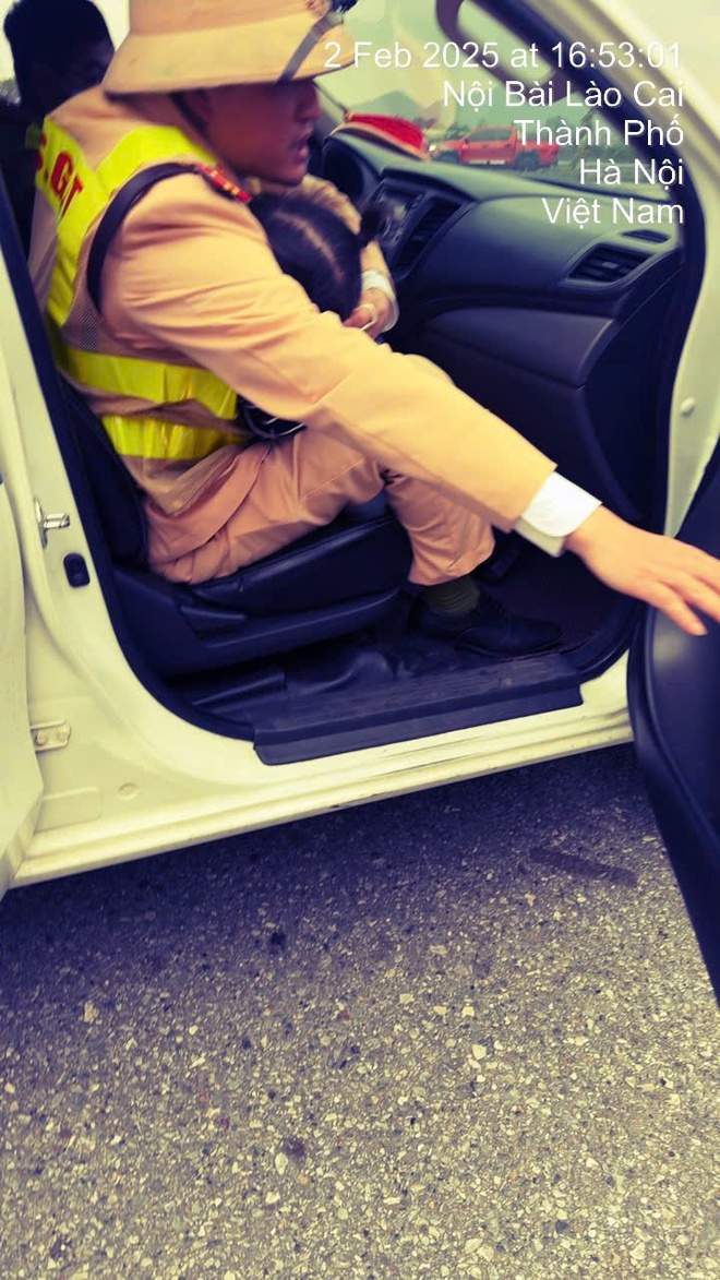 Bé gái 2 tuổi lên cơn co giật, CSGT dùng xe đặc chủng đưa đi cấp cứu kịp thời - Ảnh 1.