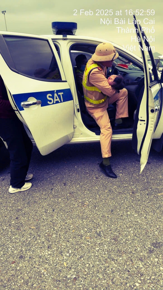 Bé gái 2 tuổi lên cơn co giật, CSGT dùng xe đặc chủng đưa đi cấp cứu kịp thời - Ảnh 3.