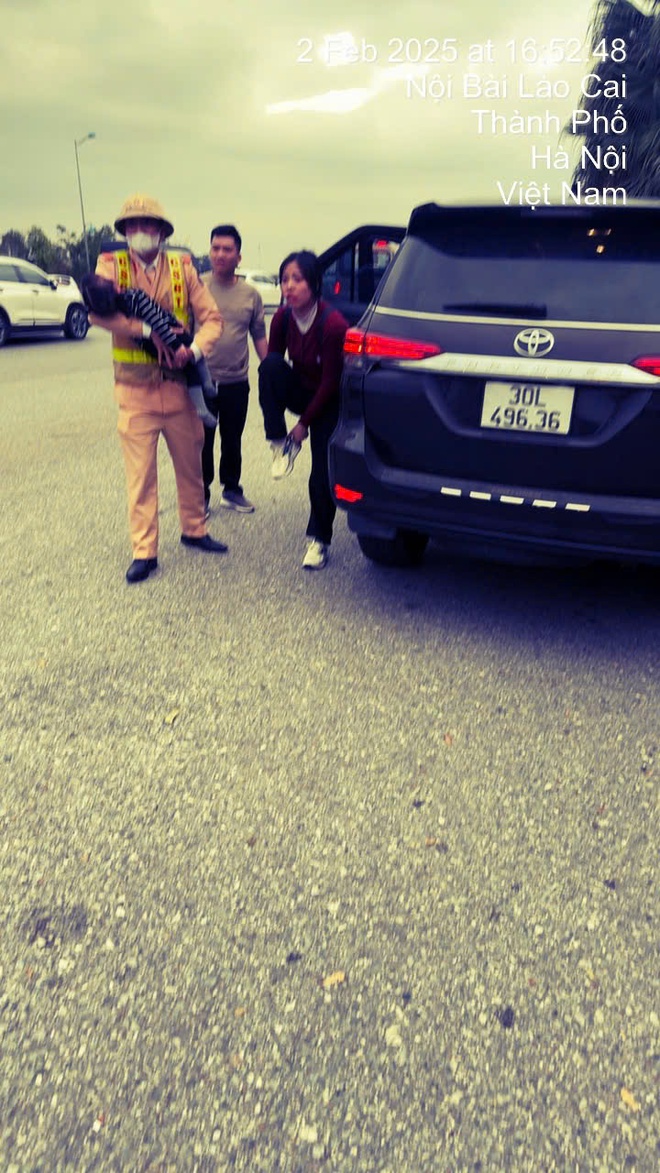 Bé gái 2 tuổi lên cơn co giật, CSGT dùng xe đặc chủng đưa đi cấp cứu kịp thời - Ảnh 4.