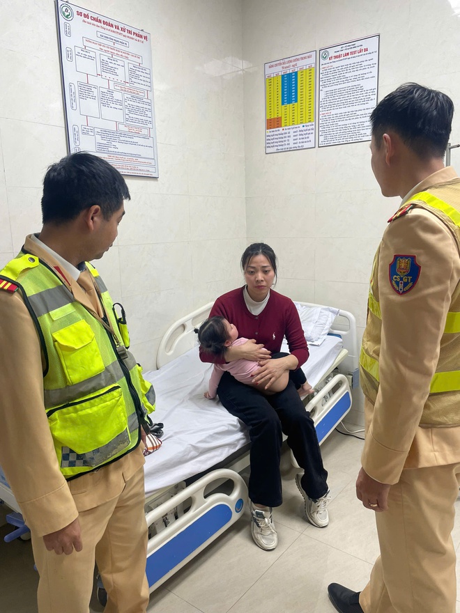 Bé gái 2 tuổi lên cơn co giật, CSGT dùng xe đặc chủng đưa đi cấp cứu kịp thời - Ảnh 5.