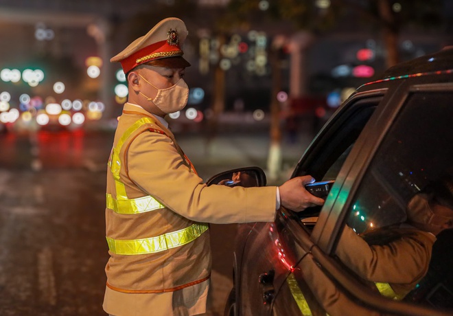 Kiểm tra phương tiện trên đường, CSGT Hà Nội phát hiện nhiều 