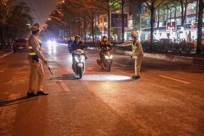 Kiểm tra phương tiện trên đường, CSGT Hà Nội phát hiện nhiều 