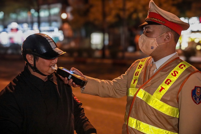Kiểm tra phương tiện trên đường, CSGT Hà Nội phát hiện nhiều 