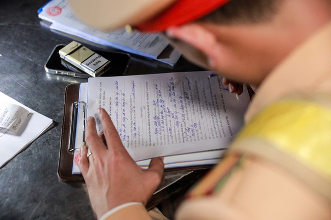 Kiểm tra phương tiện trên đường, CSGT Hà Nội phát hiện nhiều 