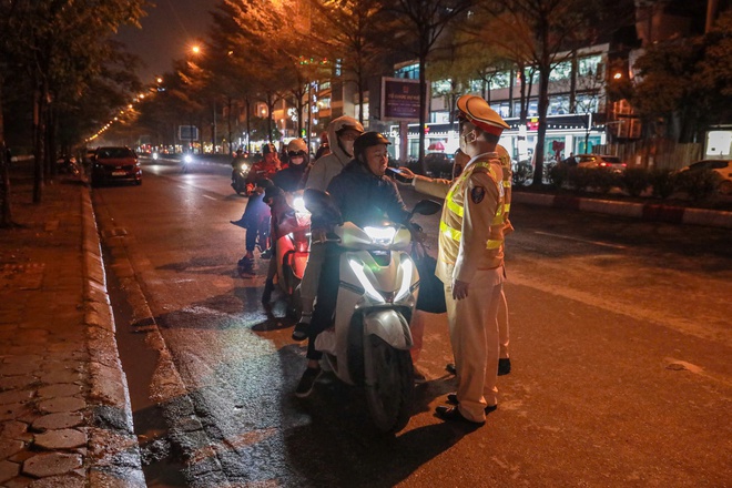 Kiểm tra phương tiện trên đường, CSGT Hà Nội phát hiện nhiều 
