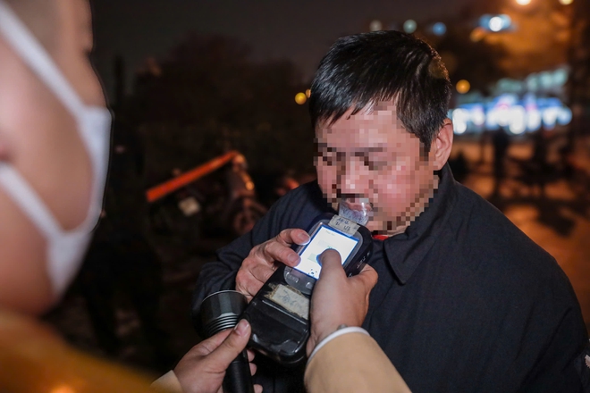 Kiểm tra phương tiện trên đường, CSGT Hà Nội phát hiện nhiều 