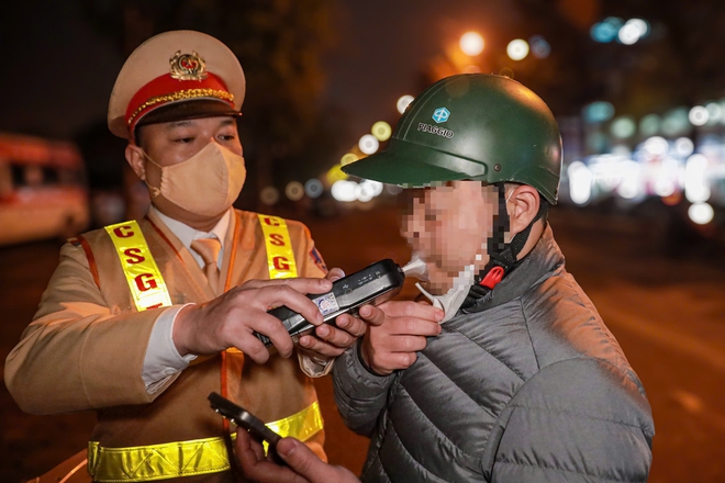 Kiểm tra phương tiện trên đường, CSGT Hà Nội phát hiện nhiều 