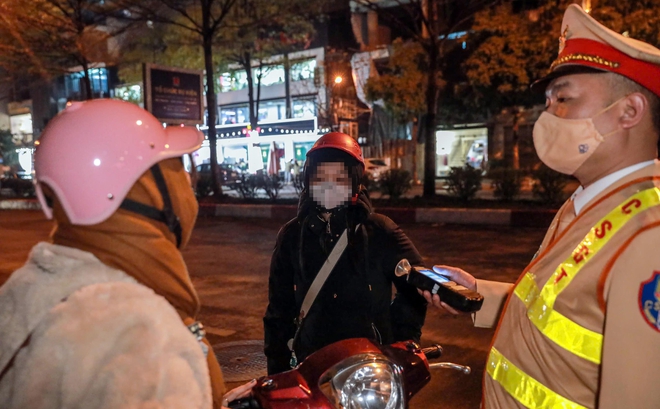 Kiểm tra phương tiện trên đường, CSGT Hà Nội phát hiện nhiều 