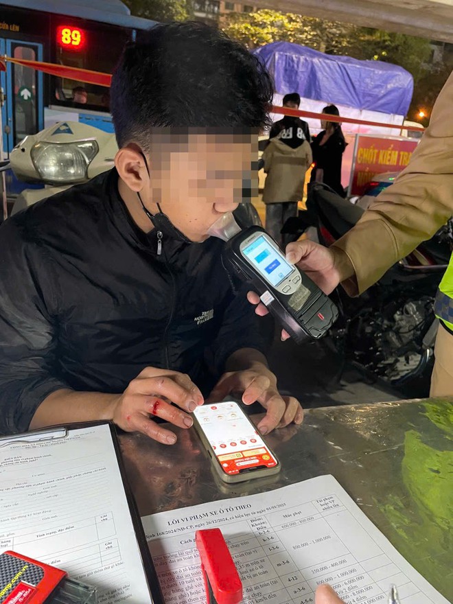 Năm 2025, CSGT tập trung xử lý 6 nhóm hành vi vi phạm- Ảnh 2. Năm 2025, CSGT tập trung xử lý 6 nhóm hành vi vi phạm- Ảnh 2.