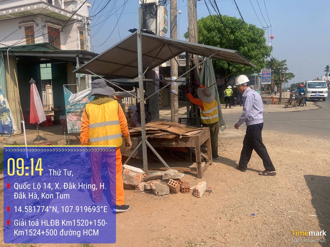 Giải toả vật kiến trúc, bảo vệ hành lang an toàn đường bộ tuyến đường Hồ Chí Minh qua tỉnh Kon Tum- Ảnh 7.