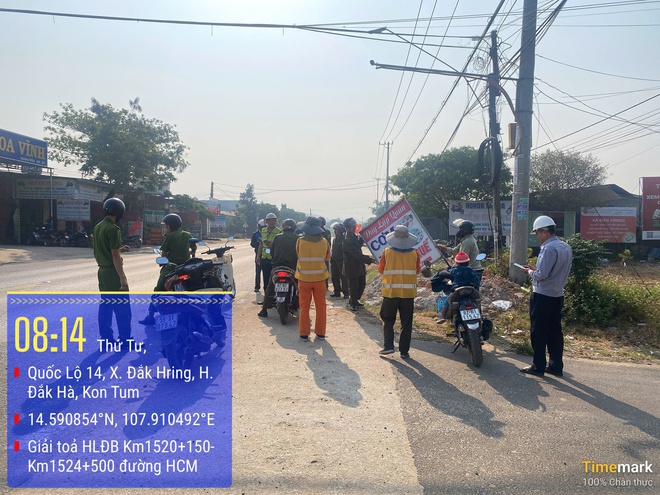 Giải toả vật kiến trúc, bảo vệ hành lang an toàn đường bộ tuyến đường Hồ Chí Minh qua tỉnh Kon Tum- Ảnh 9.