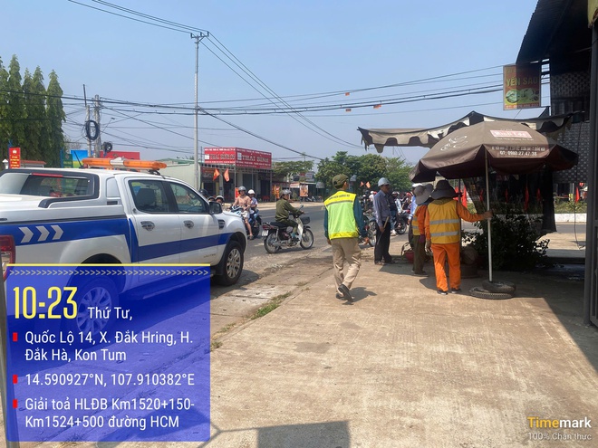 Giải toả vật kiến trúc, bảo vệ hành lang an toàn đường bộ tuyến đường Hồ Chí Minh qua tỉnh Kon Tum- Ảnh 8.