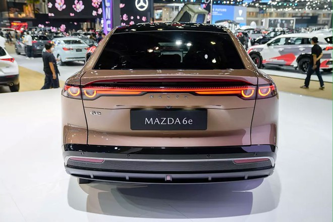 Ảnh thực tế xe điện Mazda 6e ở Đông Nam Á, nếu về Việt Nam đủ sức làm khó Toyota Camry  - Ảnh 5.