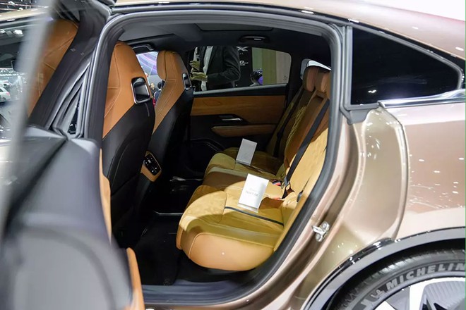 Ảnh thực tế xe điện Mazda 6e ở Đông Nam Á, nếu về Việt Nam đủ sức làm khó Toyota Camry  - Ảnh 8.