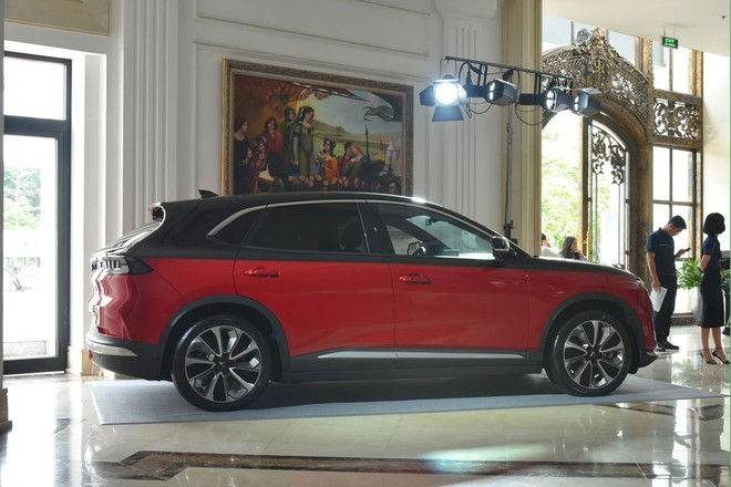 Giá xe VinFast VF8 lăn bánh tháng 3/2025: Rẻ hơn Hyundai Santa Fe, Ford Everest - Ảnh 3.