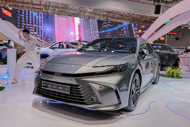 “Xưng vương” xe hạng D, Toyota Camry lần đầu giảm giá sâu - Ảnh 2.