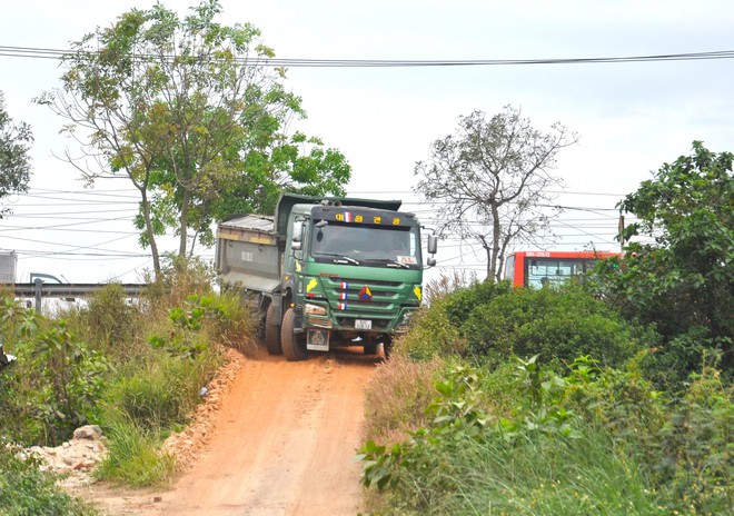 Tự ý mở đường đấu nối vào QL1 ở Đà Nẵng vận chuyển vật liệu xây dựng gây mất ATGT - Ảnh 2.