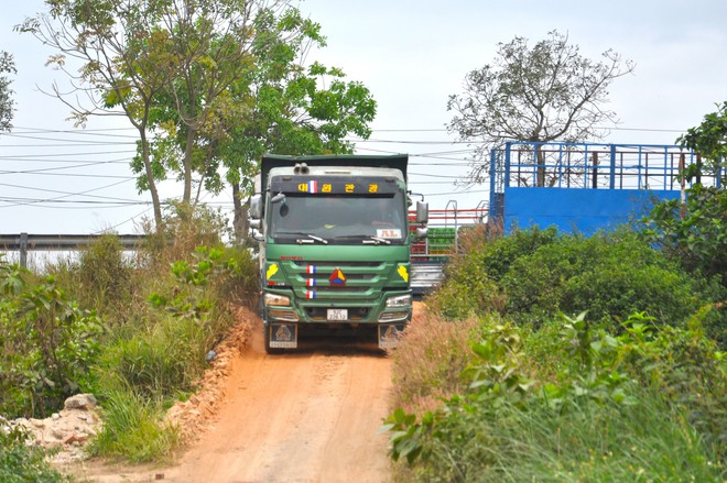 Tự ý mở đường đấu nối vào QL1 ở Đà Nẵng vận chuyển vật liệu xây dựng gây mất ATGT - Ảnh 4.