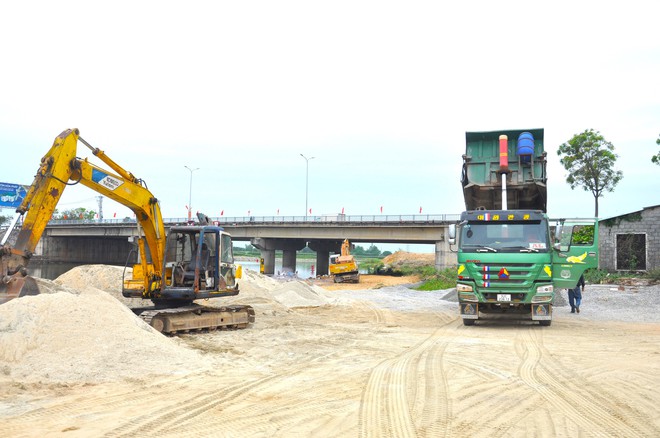 Tự ý mở đường đấu nối vào QL1 ở Đà Nẵng vận chuyển vật liệu xây dựng gây mất ATGT - Ảnh 3.