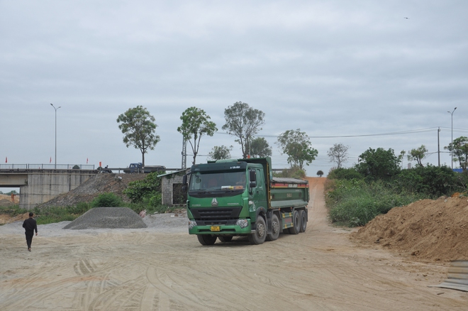 Tự ý mở đường đấu nối vào QL1 ở Đà Nẵng vận chuyển vật liệu xây dựng gây mất ATGT - Ảnh 7.