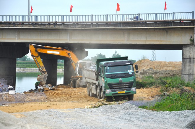 Tự ý mở đường đấu nối vào QL1 ở Đà Nẵng vận chuyển vật liệu xây dựng gây mất ATGT - Ảnh 5.