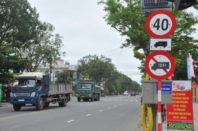 Video: Xe ben chở bùn, đất nối đuôi chạy rầm rập vào đường cấm ở Đà Nẵng- Ảnh 4.