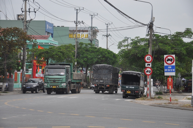 Video: Xe ben chở bùn, đất nối đuôi chạy rầm rập vào đường cấm ở Đà Nẵng- Ảnh 3.