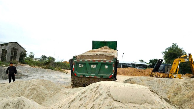 Tự ý mở đường đấu nối vào QL1 ở Đà Nẵng vận chuyển vật liệu xây dựng gây mất ATGT - Ảnh 6.