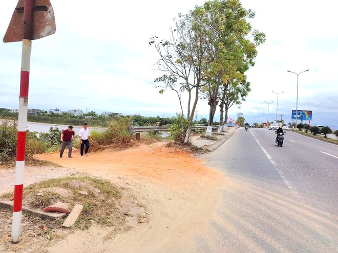 Tự ý mở đường đấu nối vào QL1 ở Đà Nẵng vận chuyển vật liệu xây dựng gây mất ATGT - Ảnh 8.