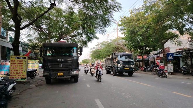 Video: Xe ben chở bùn, đất nối đuôi chạy rầm rập vào đường cấm ở Đà Nẵng- Ảnh 16.