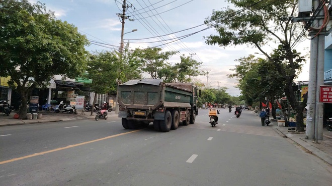 Video: Xe ben chở bùn, đất nối đuôi chạy rầm rập vào đường cấm ở Đà Nẵng- Ảnh 17.