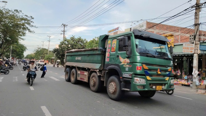 Video: Xe ben chở bùn, đất nối đuôi chạy rầm rập vào đường cấm ở Đà Nẵng- Ảnh 14.