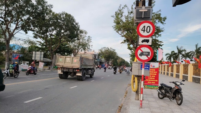 Video: Xe ben chở bùn, đất nối đuôi chạy rầm rập vào đường cấm ở Đà Nẵng- Ảnh 10.