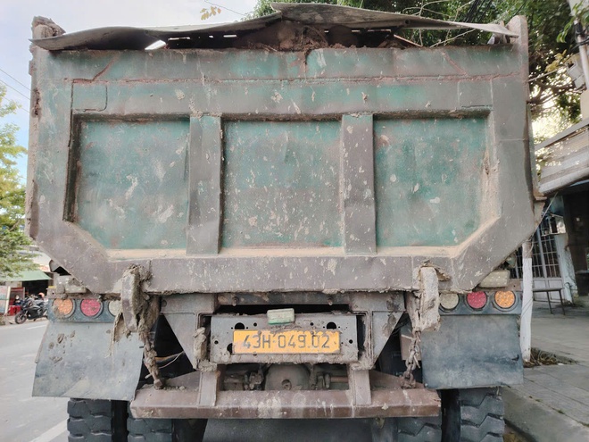 Video: Xe ben chở bùn, đất nối đuôi chạy rầm rập vào đường cấm ở Đà Nẵng- Ảnh 13.