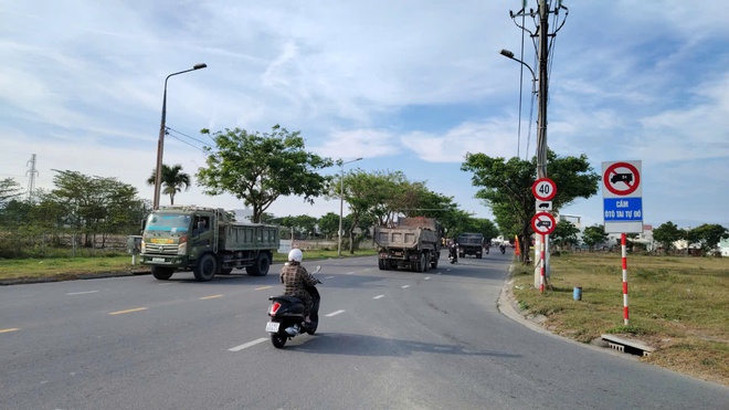 Video: Xe ben chở bùn, đất nối đuôi chạy rầm rập vào đường cấm ở Đà Nẵng- Ảnh 11.