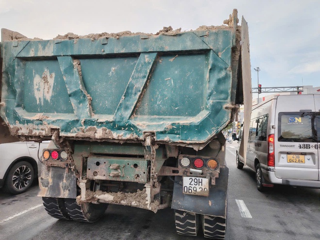 Video: Xe ben chở bùn, đất nối đuôi chạy rầm rập vào đường cấm ở Đà Nẵng- Ảnh 19.