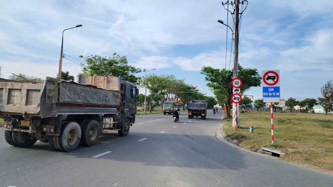 Video: Xe ben chở bùn, đất nối đuôi chạy rầm rập vào đường cấm ở Đà Nẵng- Ảnh 12.