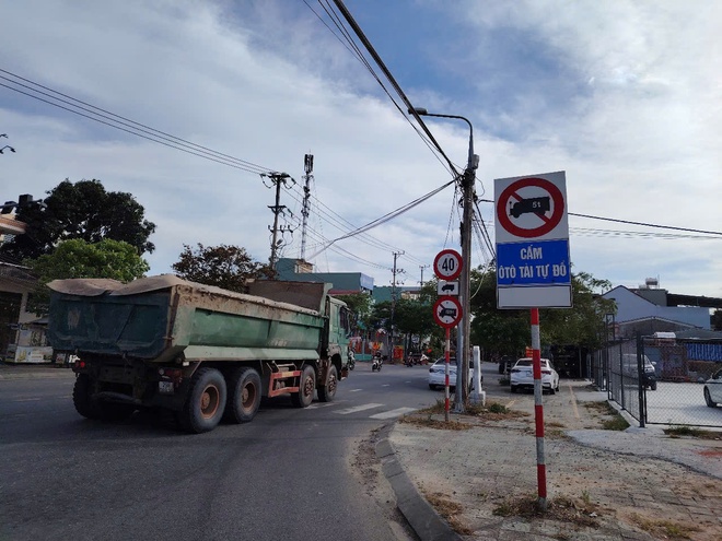 Video: Xe ben chở bùn, đất nối đuôi chạy rầm rập vào đường cấm ở Đà Nẵng- Ảnh 8.