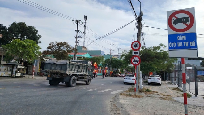 Video: Xe ben chở bùn, đất nối đuôi chạy rầm rập vào đường cấm ở Đà Nẵng- Ảnh 7.