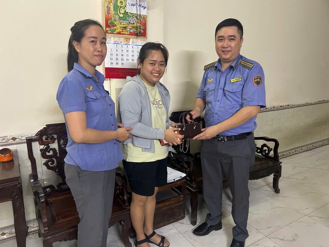 Tổ tàu trao trả khách số tài sản trị giá hơn 22 triệu đồng bỏ quên- Ảnh 1.