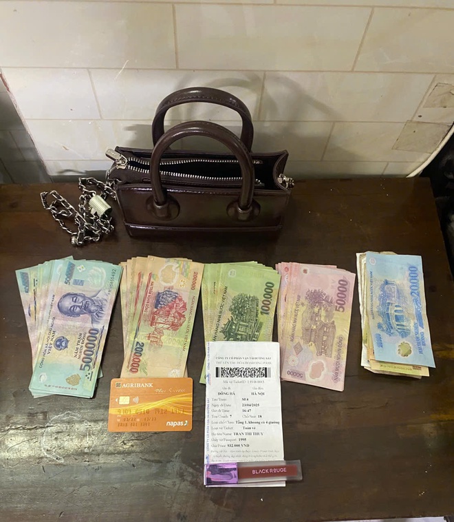 Tổ tàu trao trả khách số tài sản trị giá hơn 22 triệu đồng bỏ quên- Ảnh 2.