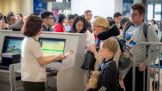 Chùm ảnh: Cảng hàng không Nội Bài sẵn sàng đón 100 nghìn lượt khách ngày cao điểm nghỉ lễ 30/4 và 01/5 - Ảnh 11.