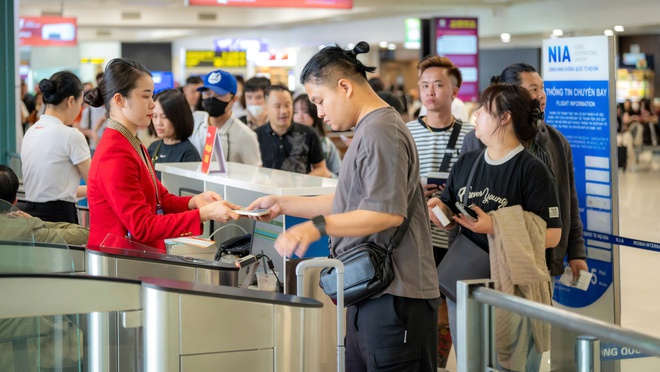 Chùm ảnh: Cảng hàng không Nội Bài sẵn sàng đón 100 nghìn lượt khách ngày cao điểm nghỉ lễ 30/4 và 01/5 - Ảnh 5.