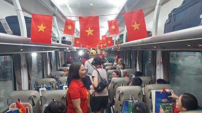 Hình ảnh đoàn tàu đặc biệt kỷ niệm 50 năm Ngày Giải phóng miền Nam, thống nhất đất nước- Ảnh 6. Hình ảnh đoàn tàu đặc biệt kỷ niệm 50 năm Ngày Giải phóng miền Nam, thống nhất đất nước- Ảnh 6.