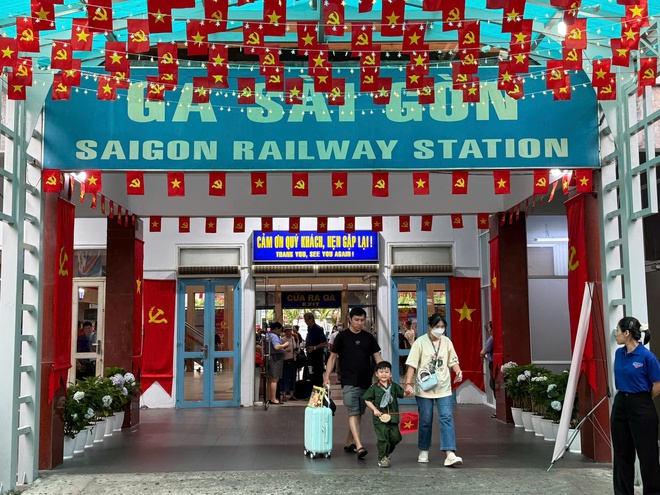 Hình ảnh đoàn tàu đặc biệt kỷ niệm 50 năm Ngày Giải phóng miền Nam, thống nhất đất nước- Ảnh 7. Hình ảnh đoàn tàu đặc biệt kỷ niệm 50 năm Ngày Giải phóng miền Nam, thống nhất đất nước- Ảnh 7.