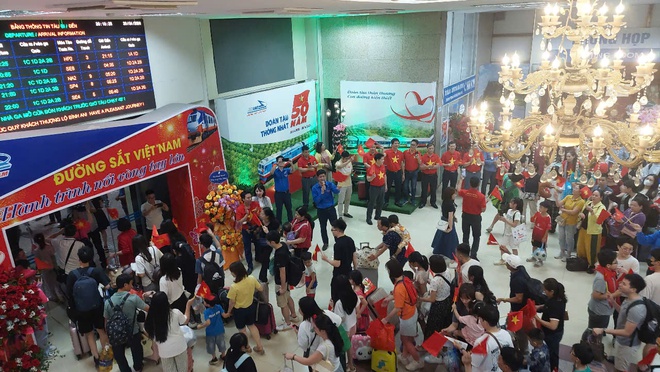 Hình ảnh đoàn tàu đặc biệt kỷ niệm 50 năm Ngày Giải phóng miền Nam, thống nhất đất nước- Ảnh 4. Hình ảnh đoàn tàu đặc biệt kỷ niệm 50 năm Ngày Giải phóng miền Nam, thống nhất đất nước- Ảnh 4.