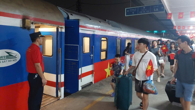 Hình ảnh đoàn tàu đặc biệt kỷ niệm 50 năm Ngày Giải phóng miền Nam, thống nhất đất nước- Ảnh 5. Hình ảnh đoàn tàu đặc biệt kỷ niệm 50 năm Ngày Giải phóng miền Nam, thống nhất đất nước- Ảnh 5.